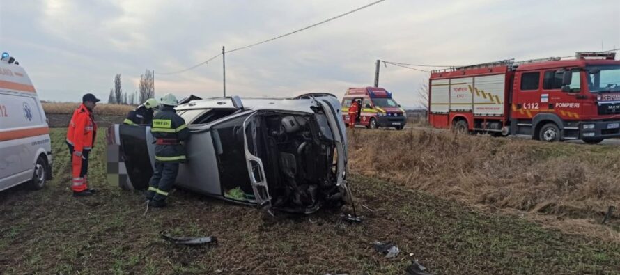 Un autoturism cu 2 pasageri s-a răsturnat în afara carosabilului în comuna Timișești