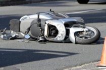 Sub influența alcoolului, s-a accidentat în timp ce mergea cu un moped