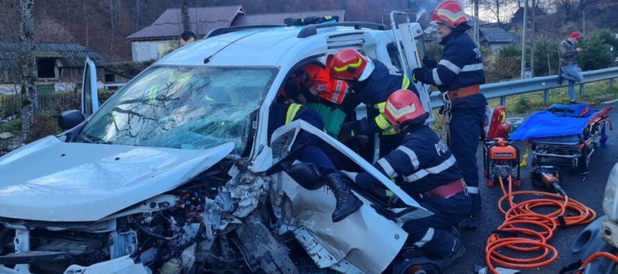 Accident rutier cu 2 victime la Bicaz, o persoană a rămas încarcerată