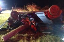 Un tânăr a rămas încarcerat după ce s-a izbit cu autoturismul de un stâlp de electric