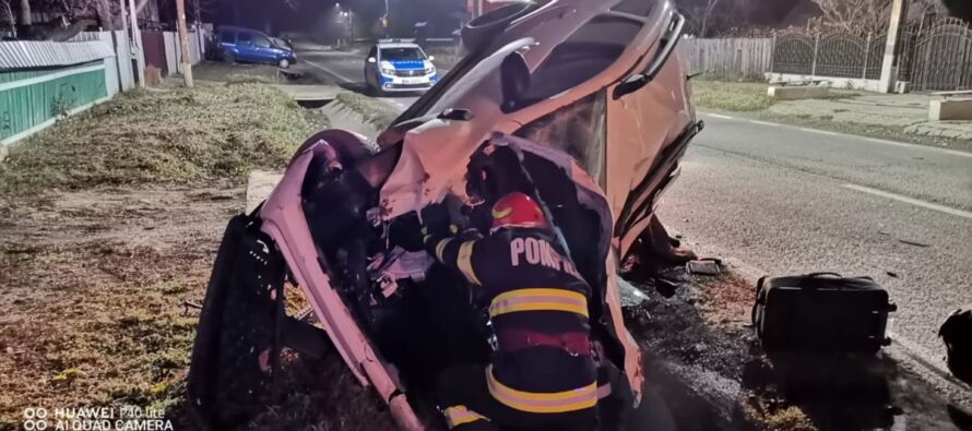 Un autoturism s-a făcut praf după ce s-a răsturnat, șoferul a scăpat cu viață