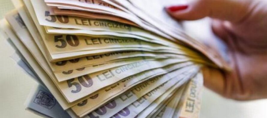 O angajată a unei case de amanet și-a însușit bunuri și bani în urma unor falsuri în acte