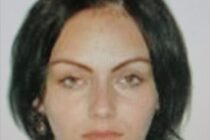 O femeie a fugit de sub escorta polițiștilor, autoritățile sunt în alertă