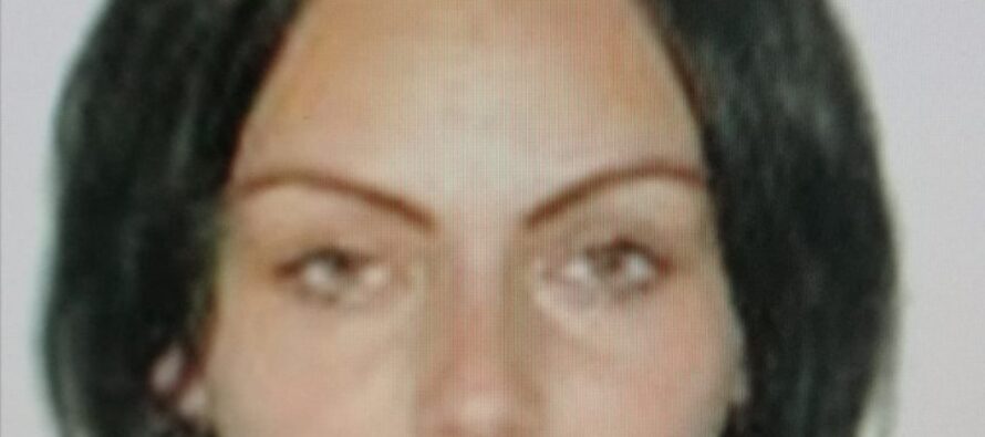 O femeie a fugit de sub escorta polițiștilor, autoritățile sunt în alertă