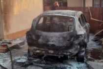 Un autoturism a ars în curtea unei locuințe din municipiul Roman
