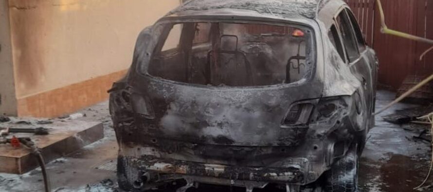 Un autoturism a ars în curtea unei locuințe din municipiul Roman