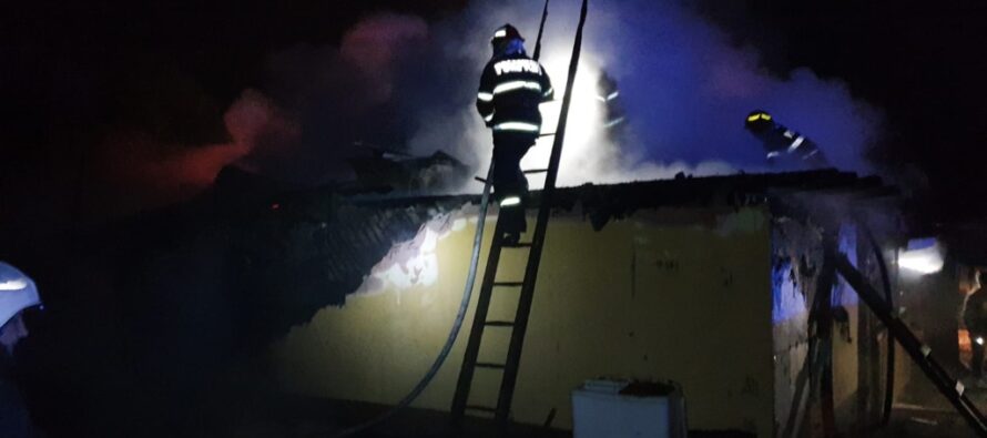 O casă din localitatea Oglinzi a ars din cauza unui coș de fum defect