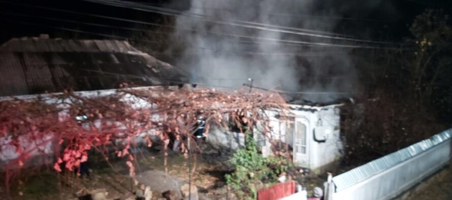 Acoperișul unei case și mai multe bunuri au ars într-un incendiu, în comuna Rediu