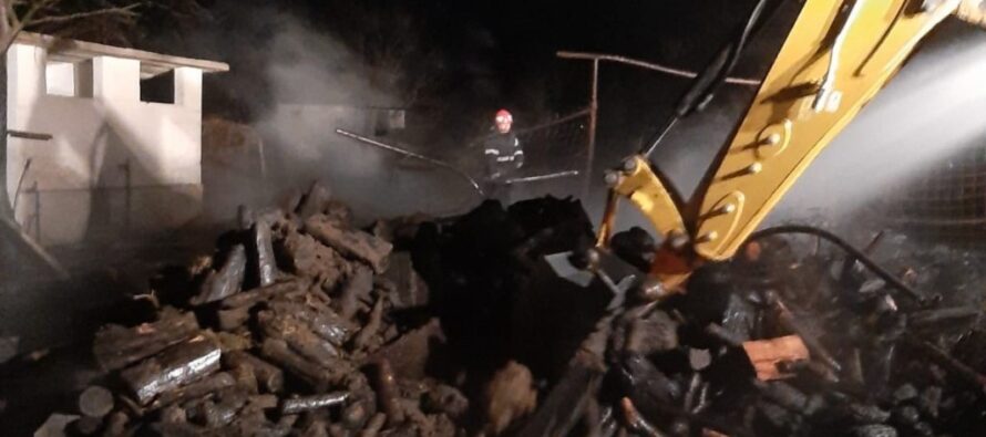 A fumat în curtea bisericii și a luat foc o magazie cu lemne