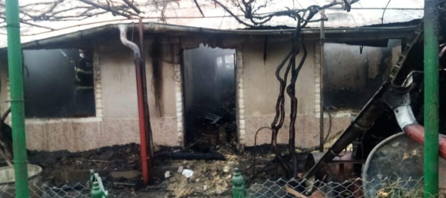 O locuință din satul Hlăpești a fost mistuită de flăcări