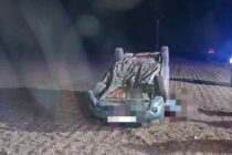 Un tânăr de 22 de ani a decedat după ce s-a răsturnat cu mașina