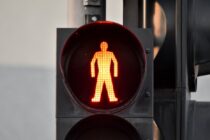 Copil de 8 ani accidentat în timp ce traversa strada pe culoarea roșie a semaforului
