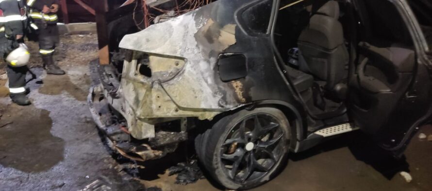 Un autoturism a luat foc într-un service din Dumbrava Roșie