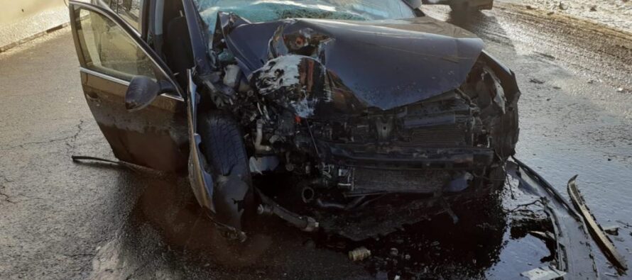 Accident rutier în Dumbrava Roșie: un autoturism s-a izbit de un stâlp