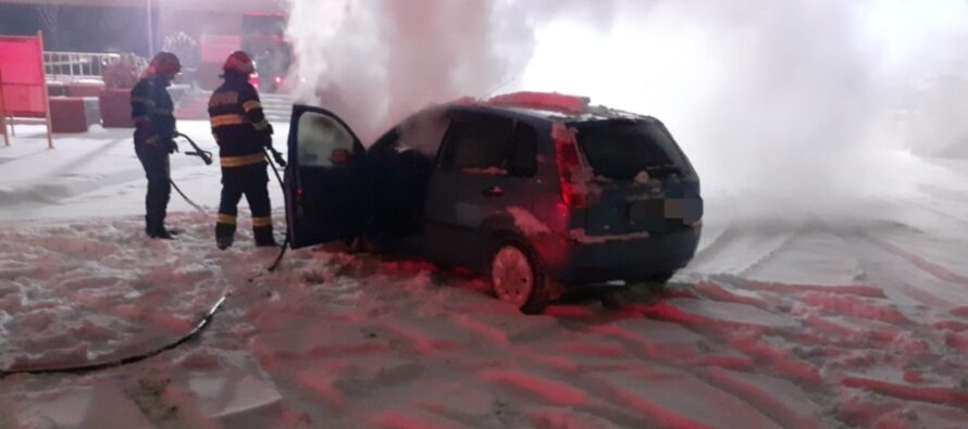 Un autoturism a luat foc în parcarea Sălii Polivalente din Piatra Neamț