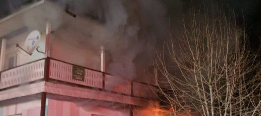 Un imobil care aparține Ocolului Silvic Gârcina a luat foc noaptea trecută