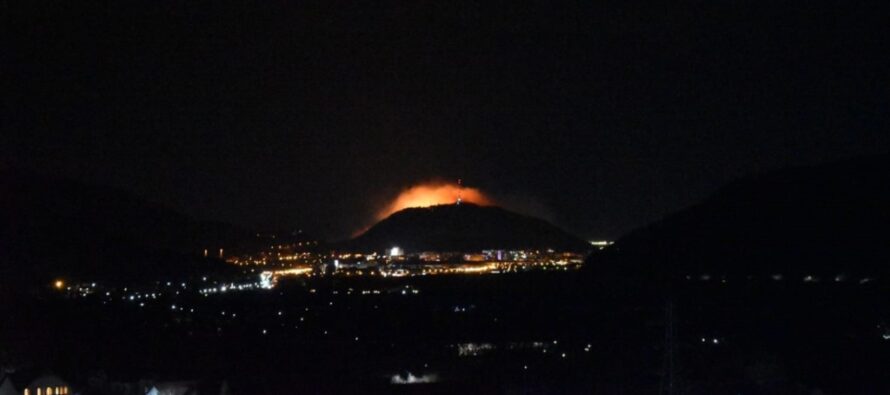 Peste 200 de persoane au contribuit la stingerea incendiului de pe Pietricica