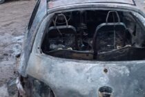 Un autoturism a luat foc într-un garaj din Grințieș