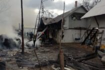 Intervenție grea a pompierilor pentru stingerea unui incendiu care a cuprins 2 locuințe din comuna Români