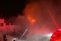 Incendiu la un gater din comuna Rediu, o hală și 30 mc de cherestea au ars