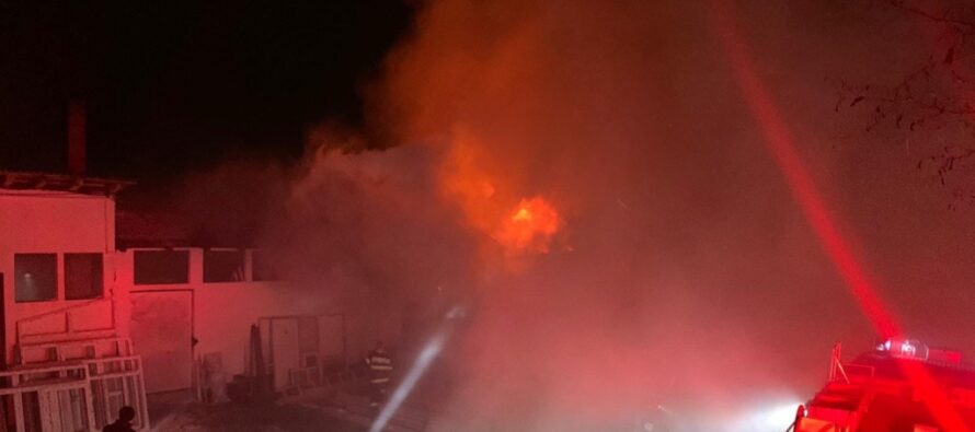Incendiu la un gater din comuna Rediu, o hală și 30 mc de cherestea au ars