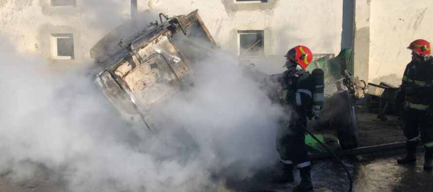 Un camion a luat foc în curtea unui service auto din Piatra Neamț