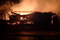 Incendiu devastator în comuna Pipirig. Un spațiu comercial și o casă au ars noaptea trecută.