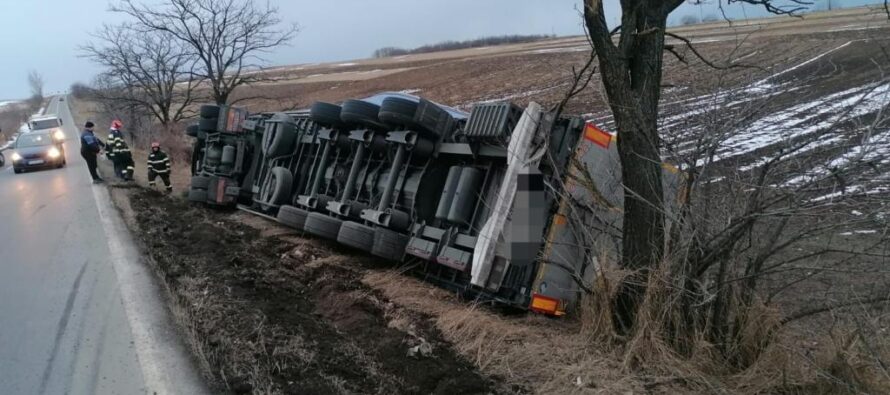Un TIR s-a răsturnat într-un șanț în comuna Răucești