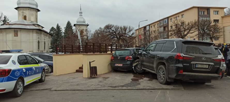 Un bărbat a accidentat o femeie din Roman și a avariat două autoturisme staționate