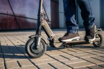 Copil de 8 ani accidentat în timp ce se juca cu trotineta în stradă