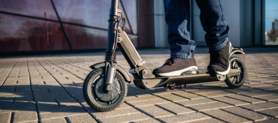 Copil de 8 ani accidentat în timp ce se juca cu trotineta în stradă