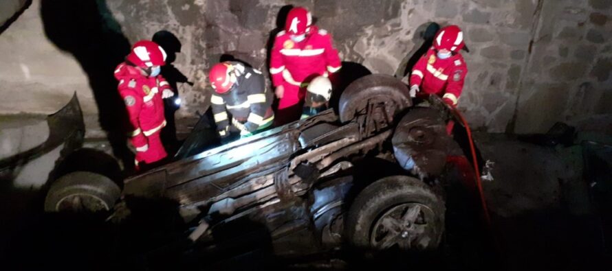 Un tânăr de 20 de ani s-a răsturnat cu autoturismul în albia unui pârâu