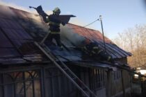 Două anexe și acoperișul unei locuințe din Tg. Neamț au ars în urma unui incendiu