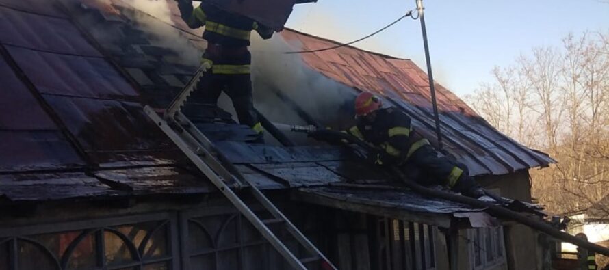 Două anexe și acoperișul unei locuințe din Tg. Neamț au ars în urma unui incendiu