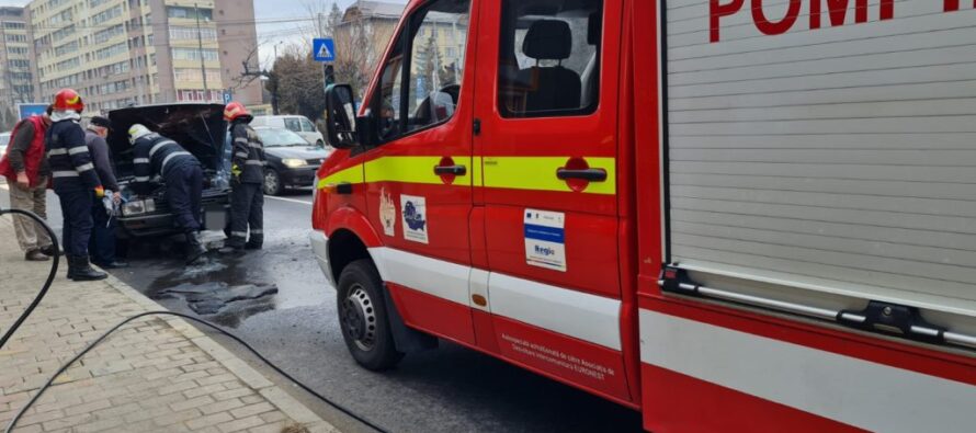 Un autoturism a luat foc în timp ce se deplasa pe o stradă din Piatra Neamț