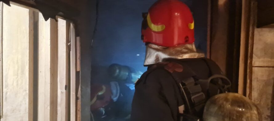Incendiu puternic la o garsonieră din Piatra Neamț. Un bărbat și doi minori au fost luați cu ambulanța.