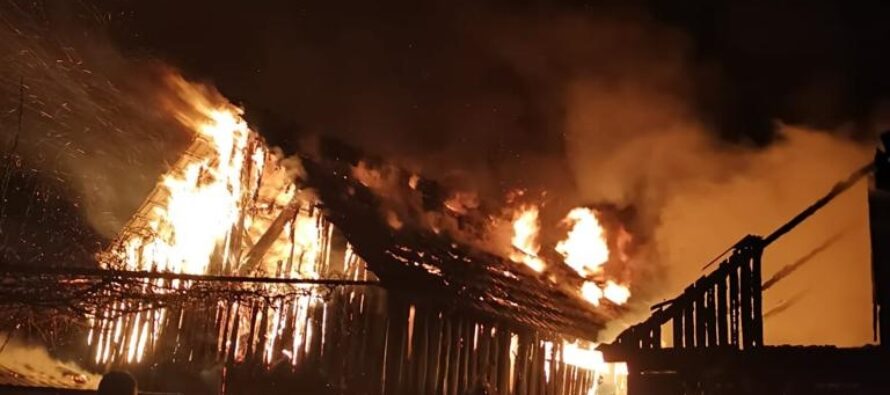 Incendiu extins la o gospodărie din Dumbrava Roșie provocat de un aparat de gătit nesupravegheat