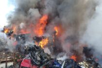Incendiu puternic la un parc de dezmebrări auto în localitatea Oglinzi