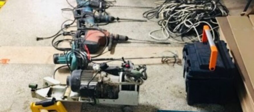 Doi bărbați au furat bunuri și scule electrice în valoare de 28.000 de lei de la o societate din Tg. Neamț