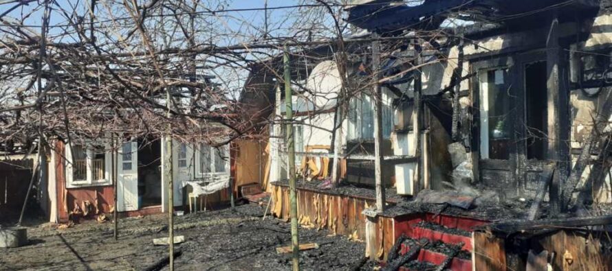 O locuință a luat foc după ce o persoană a ars resturi vegetale lângă gospodărie