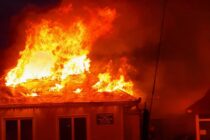 Casa praznicală a unei biserici din Girov a luat foc în această dimineață