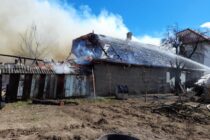 A vrut să facă curățenie în curte, însă mai multe anexe gospodărești au fost cuprinse de flăcări