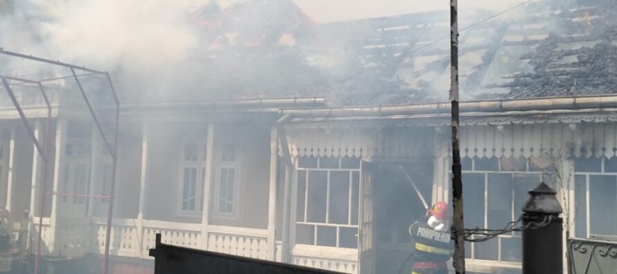 O lumânare aprinsă a provocat un incendiu la o locuință din Tg. Neamț