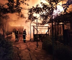 3 gospodării din Roznov au fost afectate de un incendiu devastator