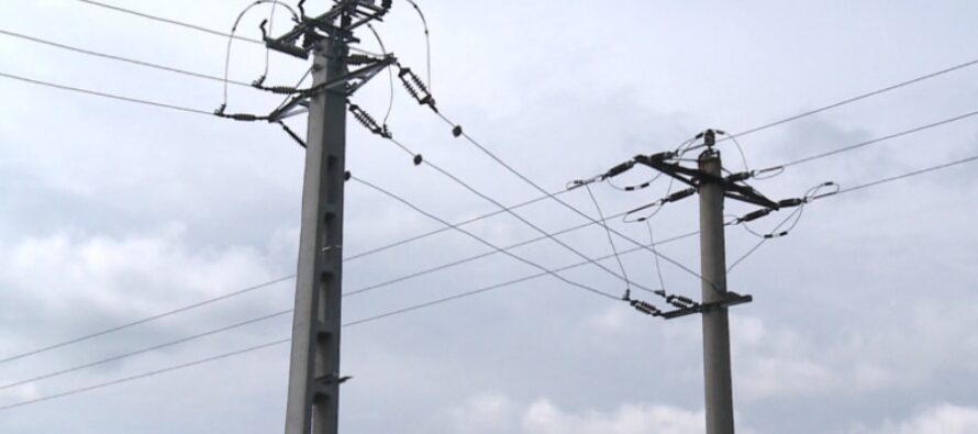 Un bărbat a avariat cu autoutilitara doi stâlpi de electricitate în orașul Tg. Neamț