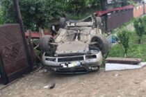 Accident rutier în localitatea Ruseni, un autoturism s-a răsturnat în afara carosabilului