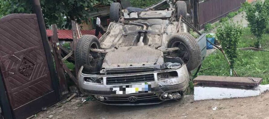 Accident rutier în localitatea Ruseni, un autoturism s-a răsturnat în afara carosabilului
