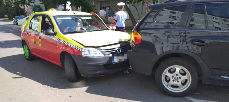 5 autoturisme avariate pe o stradă din Piatra Neamț