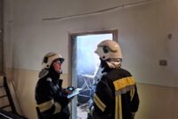 Incendiu la un bloc din Piatra Neamț provocat de un aparat electric uitat în priză