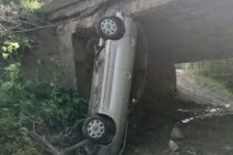 Un autoturism a căzut de pe un pod în albia unui pârâu